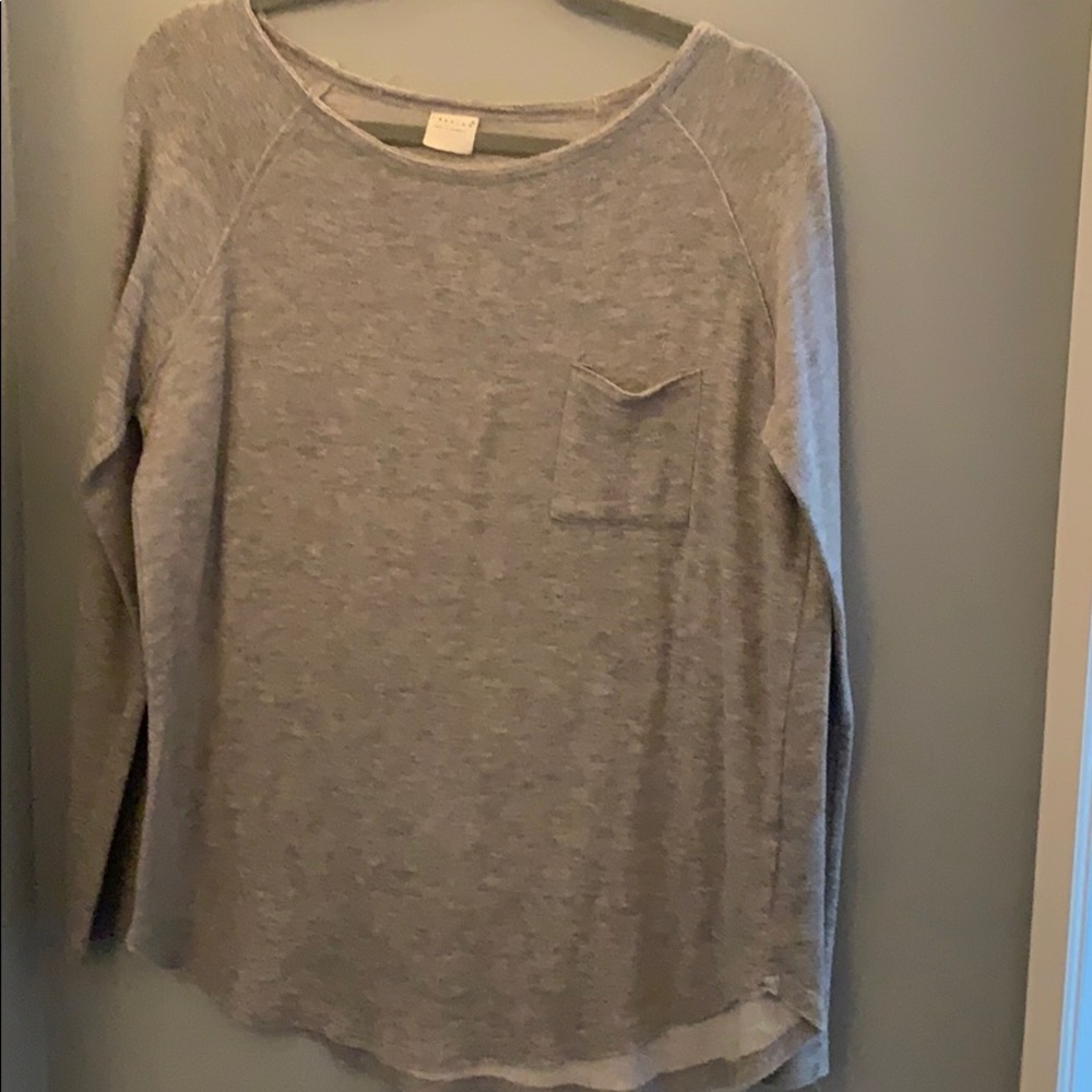 gray long sleeve shirt